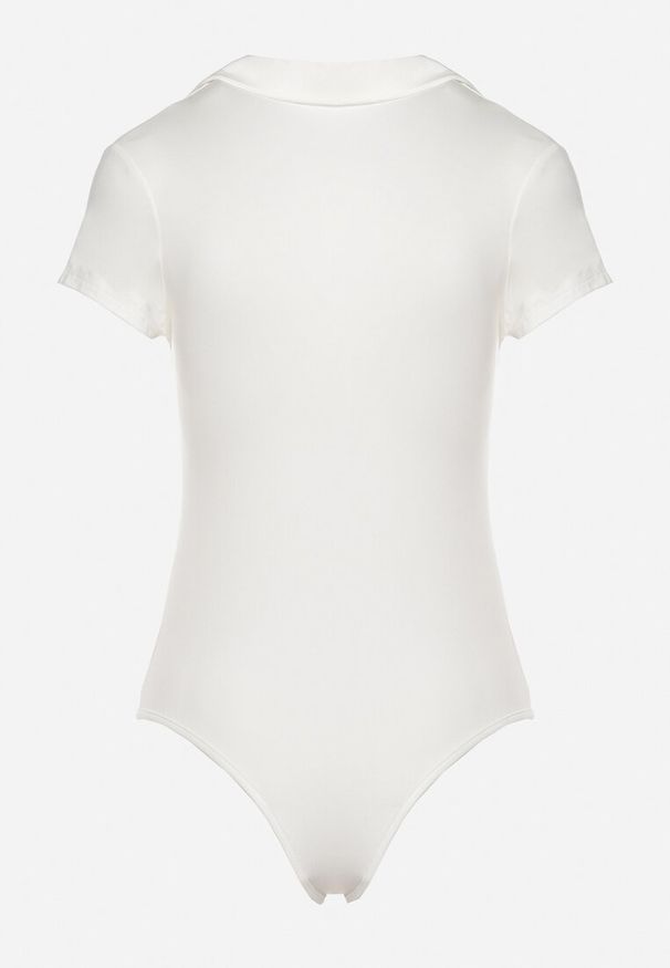 Born2be - Białe Body z Kołnierzykiem i Ozdobnym Supełkiem Timawin. Okazja: na spotkanie biznesowe. Kolor: biały. Materiał: jeans, materiał. Długość rękawa: krótki rękaw. Długość: krótkie. Styl: biznesowy, klasyczny