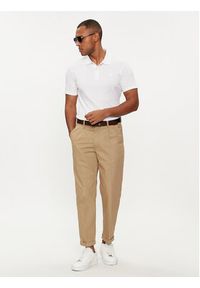 Guess Polo M4GP66 KC701 Biały Slim Fit. Typ kołnierza: polo. Kolor: biały. Materiał: bawełna