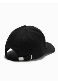 Ombre Clothing - Czapka męska bejsbolówka z daszkiem i prostokątną naszywką – czarna V1. Kolor: czarny. Materiał: bawełna. Wzór: aplikacja. Styl: klasyczny, sportowy, casual, elegancki #4