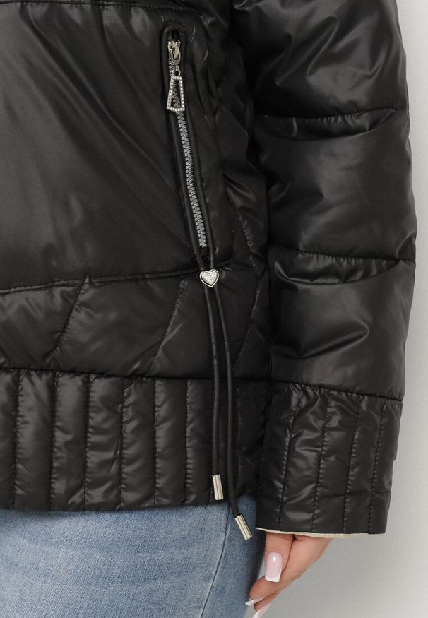 Born2be - Czarna Kurtka Dwustronna z Kapturem i Ozdobnym Pikowaniem Helritis. Okazja: na co dzień. Typ kołnierza: kaptur. Kolekcja: plus size. Kolor: czarny. Materiał: jeans. Długość rękawa: długi rękaw. Długość: długie. Styl: casual, elegancki
