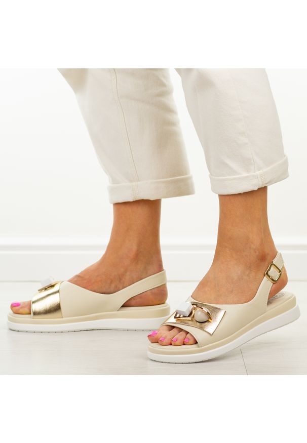 Beżowe skórzane sandały damskie Jezzi 18-50. Okazja: na co dzień, na spacer. Kolor: beżowy. Materiał: skóra. Wzór: geometria, aplikacja. Sezon: wiosna, lato. Styl: casual, elegancki