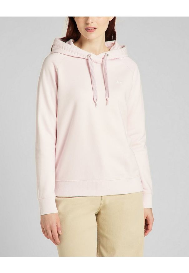 Lee - LEE ESSENTIAL HOODIE DAMSKA BLUZA Z KAPTUREM LOGO PALE LILAC L53WTXSU. Typ kołnierza: kaptur