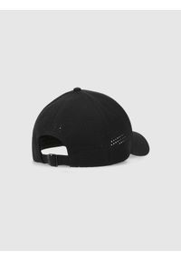 4f - Czapka z daszkiem strapback uniseks - czarna. Kolor: czarny. Materiał: materiał, syntetyk. Sezon: lato. Styl: sportowy, casual, klasyczny