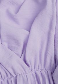 Renee - Fioletowa Sukienka Phloroe. Typ kołnierza: dekolt w kształcie V. Kolor: fioletowy. Długość rękawa: długi rękaw. Typ sukienki: kopertowe. Długość: midi #4