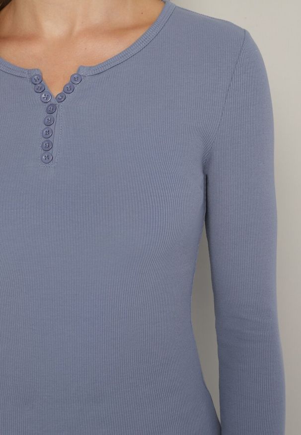 Born2be - Niebieska Prążkowana Bawełniana Bluzka z Guzikami Sarwiwi. Okazja: na co dzień. Kolor: niebieski. Materiał: bawełna, prążkowany. Styl: casual