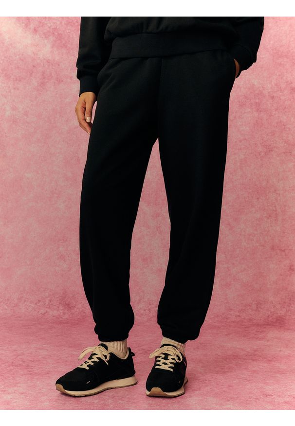 4f - 4F Spodnie dresowe joggery damskie - czarne XL. Stan: podwyższony. Kolor: czarny. Materiał: dresówka