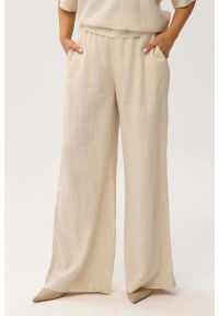 Moda Size Plus Iwanek - Przewiewne spodnie Santorini Beige z domieszką lnu PLUS SIZE OVERSIZE XXL WIOSNA LATO. Okazja: na co dzień, na spacer, do pracy. Kolekcja: plus size. Materiał: len. Długość: krótkie. Wzór: koronka. Sezon: lato, wiosna. Styl: wakacyjny, elegancki, casual #1