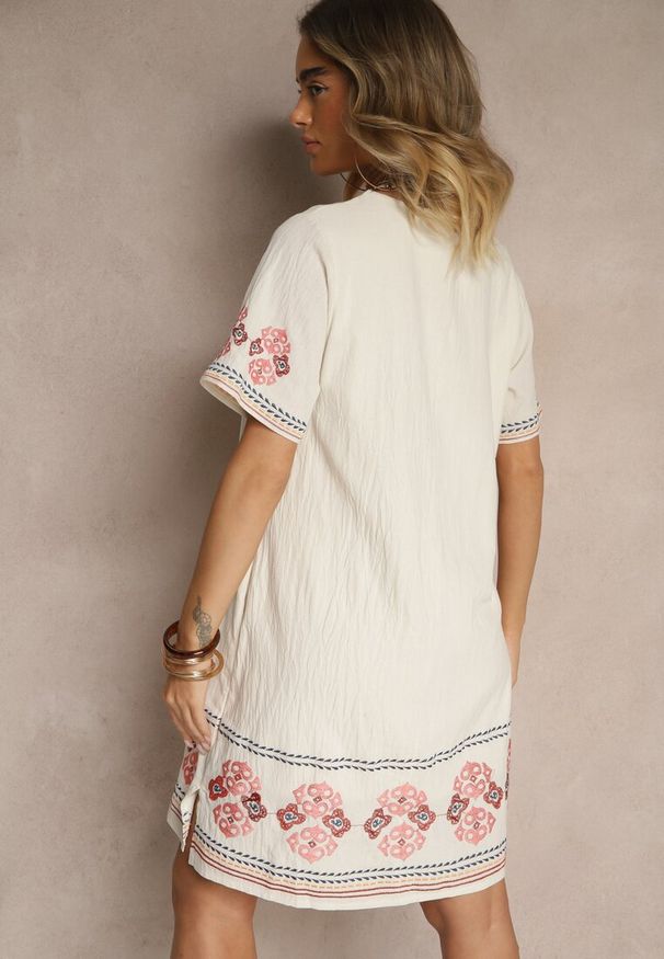 Renee - Czerwona Pudełkowa Sukienka z Bawełny w Hafty w Stylu Boho Felkio. Okazja: na co dzień. Typ kołnierza: dekolt w kształcie V. Kolor: czerwony. Materiał: bawełna. Długość rękawa: krótki rękaw. Wzór: haft. Typ sukienki: proste. Styl: boho