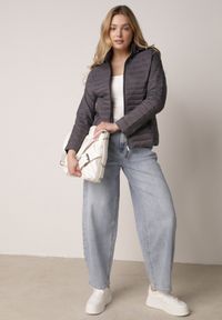 Born2be - Szara Pikowana Kurtka Przejściowa z Kapturem z Lamówką i Ściągaczami Zidara. Okazja: na spacer. Typ kołnierza: kaptur. Kolor: szary. Materiał: poliester, jeans, dresówka #4