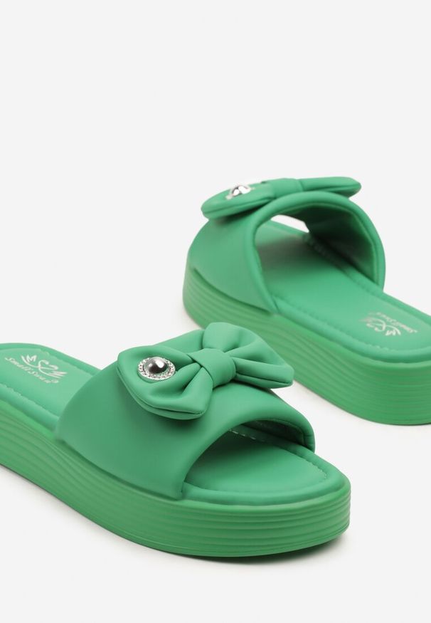 Born2be - Zielone Klapki na Grubej Podeszwie z Kokardką Meradriella. Okazja: na co dzień, na plażę. Kolor: zielony. Materiał: jeans. Wzór: ażurowy, aplikacja. Sezon: lato. Styl: casual