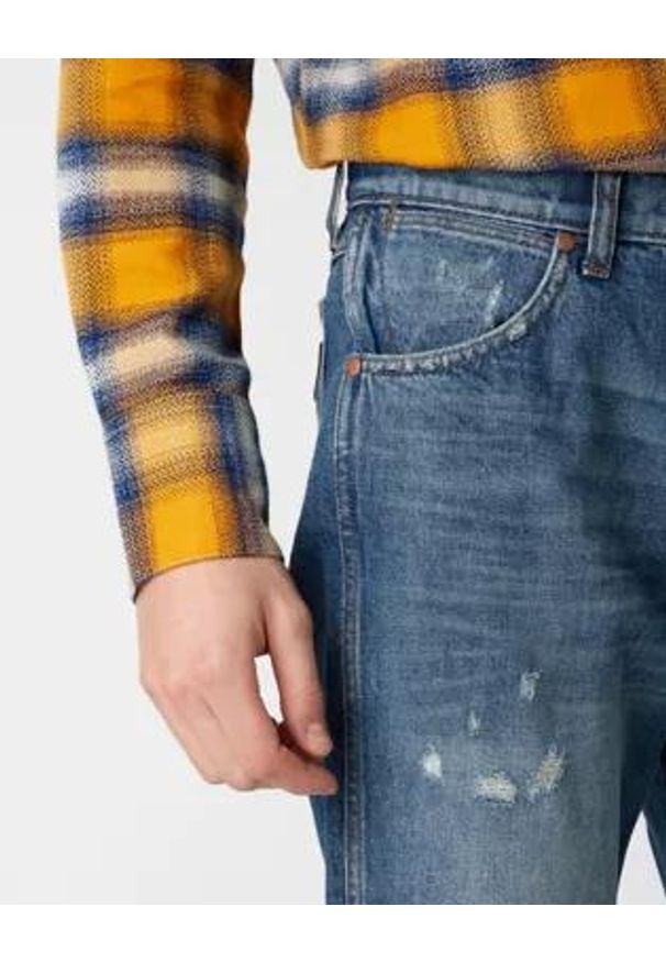 Wrangler - MĘSKIE SPODNIE JEANSOWE WRANGLER GREENSBORO ROUGH RIDER W15QY1367 112141202