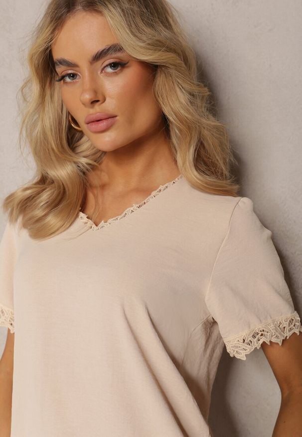 Renee - Beżowa Bluzka z Trójkątnym Dekoltem Ozdobiona Siateczką Tirvana. Okazja: na co dzień. Kolor: beżowy. Materiał: jeans. Długość rękawa: krótki rękaw. Długość: krótkie. Wzór: aplikacja. Styl: casual