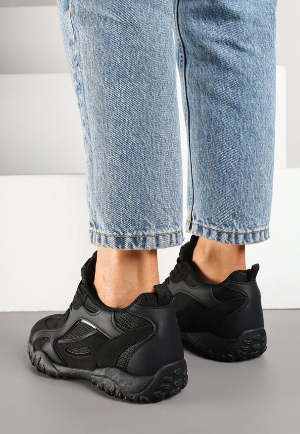 Renee - Czarne Sneakersy Ozdobione Tłoczoną Cholewką Pillitha. Okazja: na co dzień. Kolor: czarny. Materiał: jeans. Szerokość cholewki: normalna. Wzór: aplikacja. Obcas: na płaskiej podeszwie