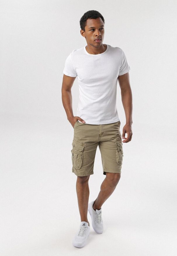 Born2be - Biała Koszulka Leuthoe. Kolor: biały. Materiał: dzianina. Długość rękawa: krótki rękaw. Długość: krótkie. Styl: klasyczny