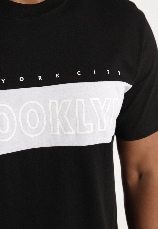 Born2be - Czarna Bawełniana Koszulka Zdobiona Nadrukiem Ulimora. Okazja: na co dzień. Kolor: czarny. Materiał: bawełna. Wzór: aplikacja, nadruk. Styl: klasyczny, casual, elegancki