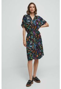 medicine - Medicine sukienka kolor czarny midi prosta. Kolor: czarny. Materiał: tkanina. Długość rękawa: krótki rękaw. Typ sukienki: proste. Długość: midi #3