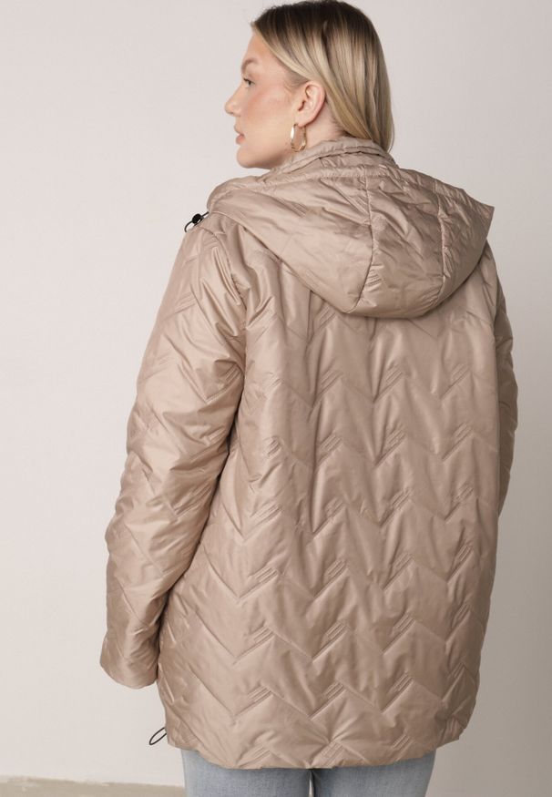 Born2be - Ciemnobeżowa Przejściowa Pikowana Kurtka z Odpinanym Kapturem Nevistta. Okazja: na co dzień, na spacer, do pracy. Kolekcja: plus size. Kolor: beżowy. Materiał: jeans, poliester. Styl: elegancki, casual