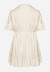 Born2be - Beżowa Nietoperzowa Sukienka z Wiskozą o Rozkloszowanym Kroju z Falbanką Tullimi. Okazja: na co dzień. Typ kołnierza: dekolt w kształcie V. Kolor: beżowy. Materiał: wiskoza. Styl: casual, elegancki #7