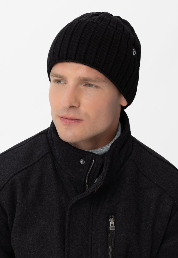 Volcano - Prążkowana, zimowa czapka H-NORTH. Materiał: prążkowany. Wzór: napisy, prążki, aplikacja. Sezon: zima. Styl: klasyczny