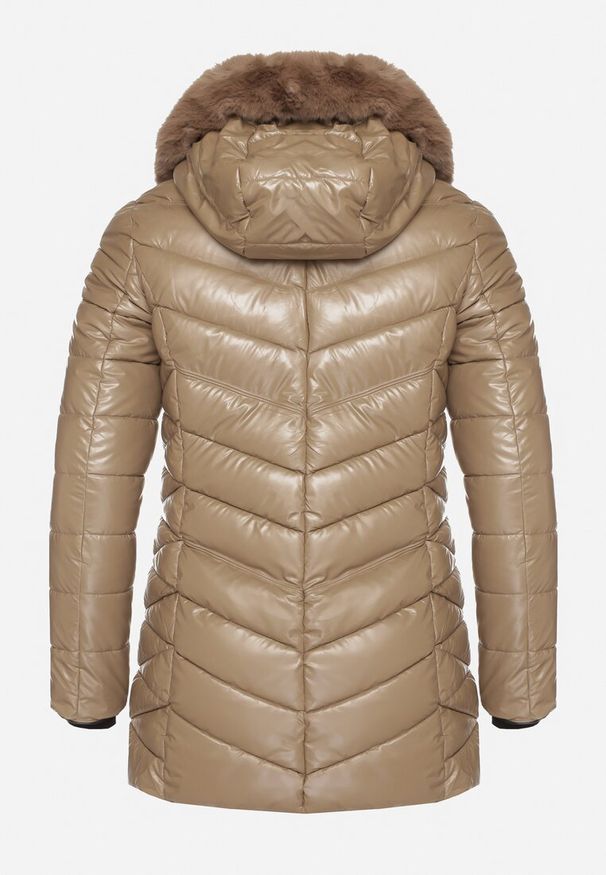 Born2be - Brązowa Pikowana Kurtka z Kapturem z Futerkiem Zorria. Typ kołnierza: kaptur. Kolekcja: plus size. Kolor: brązowy. Materiał: futro. Wzór: aplikacja