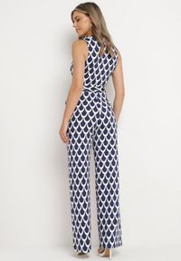 Born2be - Granatowo-Biały Taliowany Kombinezon z Kopertowym Dekoltem i Materiałowym Paskiem w Talii Feranea. Okazja: na co dzień. Kolor: niebieski. Materiał: materiał. Styl: klasyczny, casual, elegancki #2