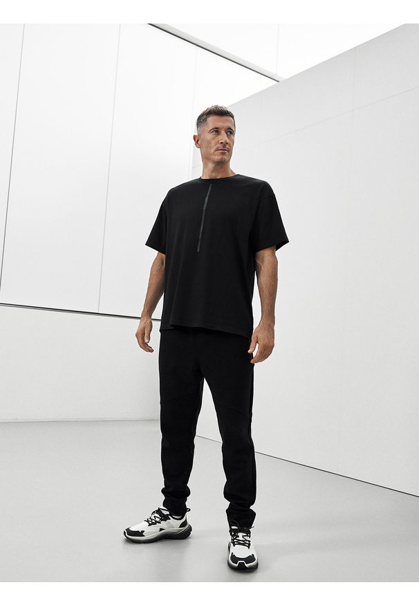 4f - 4F T-shirt loose z nadrukiem męski 4F x Robert Lewandowski - czarny M. Okazja: na co dzień. Kolor: czarny. Materiał: bawełna, materiał. Wzór: nadruk. Styl: casual, sportowy