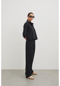 Marsala - Eleganckie spodnie z zakładkami w kolorze BLACK - DERRY. Okazja: na co dzień. Materiał: guma, tkanina, materiał, bawełna. Wzór: gładki. Styl: elegancki