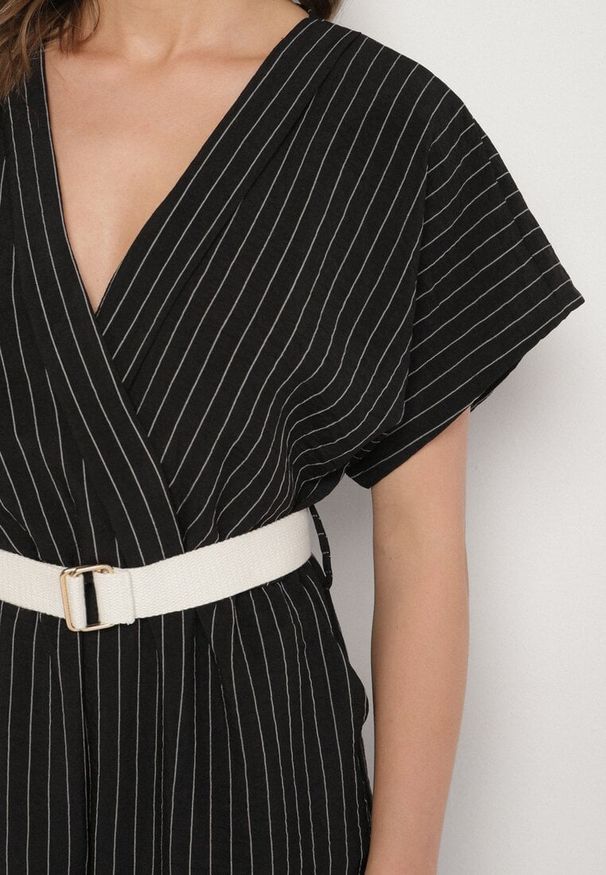 Born2be - Czarny Nietoperzowy Kombinezon o Kopertowym Kroju z Paskiem Tolannea. Okazja: na spotkanie biznesowe. Kolor: czarny. Długość rękawa: krótki rękaw. Długość: krótkie. Styl: biznesowy, elegancki