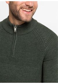 bonprix - Sweter w wygodnym fasonie ze stójką, z bawełną. Typ kołnierza: kołnierzyk stójkowy. Kolor: zielony. Materiał: bawełna. Długość: długie. Wzór: prążki