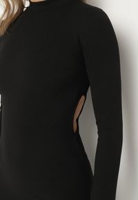 Born2be - Czarna Dopasowana Sukienka Ozdobiona Wycięciem Dralfedi. Kolor: czarny. Materiał: jeans. Wzór: aplikacja. Typ sukienki: sportowe. Styl: elegancki, sportowy #4