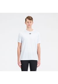 Koszulka męska New Balance MT31251IBH – biała. Kolor: biały. Materiał: poliester, materiał. Sezon: lato. Sport: fitness, bieganie