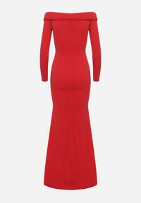 Born2be - Czerwona Dopasowana Sukienka Hiszpanka z Rozcięciem i Rozszerzanym Dołem Emilenne. Typ kołnierza: dekolt hiszpanka. Kolor: czerwony. Długość rękawa: długi rękaw. Typ sukienki: z odkrytymi ramionami. Styl: wizytowy #4