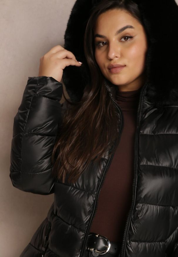 Renee - Czarna Kurtka Pikowana z Kapturem Sago. Okazja: na co dzień. Typ kołnierza: kaptur. Kolekcja: plus size. Kolor: czarny. Materiał: jeans, tkanina, futro. Sezon: jesień, zima. Styl: casual, elegancki