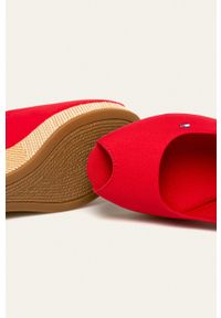 TOMMY HILFIGER - Tommy Hilfiger sandały damskie kolor czerwony na koturnie. Nosek buta: okrągły. Zapięcie: klamry. Kolor: czerwony. Obcas: na koturnie #4