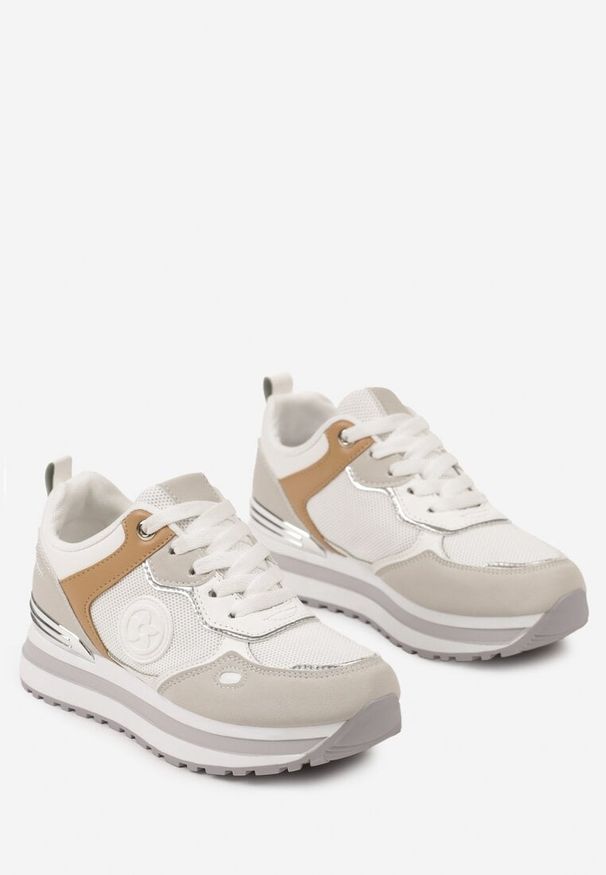 Renee - Biało-Szare Sneakersy na Niskiej Platformie z Metalicznym Paskiem za Kostkę Dapphira. Okazja: na co dzień. Wysokość cholewki: za kostkę. Nosek buta: okrągły. Zapięcie: pasek. Kolor: biały. Materiał: skóra, jeans. Obcas: na platformie
