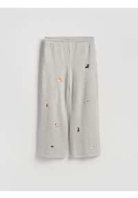 Reserved - Spodnie dresowe z haftem - jasnoszary. Kolor: szary. Materiał: dresówka. Wzór: haft #1