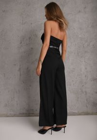 Renee - Czarny Kombinezon VICES Bandeau z Falbankami i Paskiem w Eleganckim Stylu Pinoia. Kolor: czarny. Długość rękawa: bez rękawów. Styl: elegancki #2