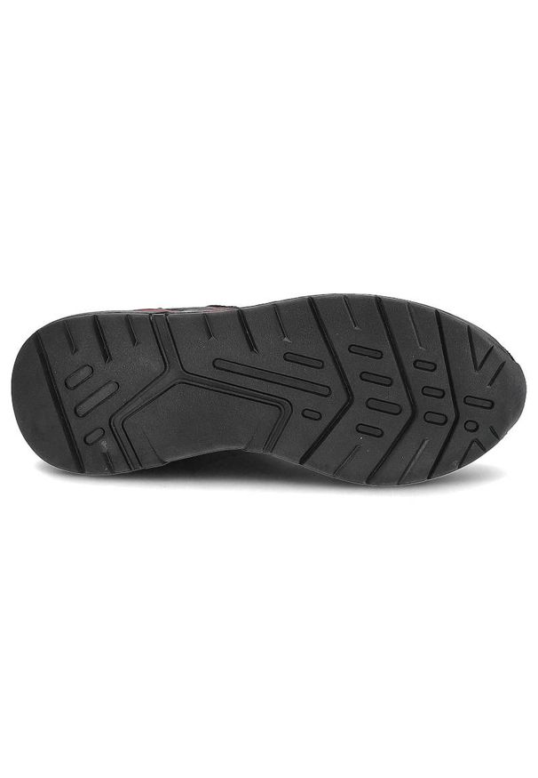 Czarne Sneakersy Cross Jeans Wygodne Buty Męskie. Okazja: na co dzień. Kolor: czarny. Materiał: zamsz, materiał. Szerokość cholewki: normalna. Wzór: moro, aplikacja. Sezon: lato