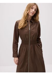 Reserved - Bawełniana sukienka maxi z kołnierzykiem - brązowy. Kolor: brązowy. Materiał: bawełna. Długość: maxi #1