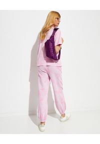 Versace Jeans Couture - VERSACE JEANS COUTURE - Różowy t-shirt ozdobiony printem. Kolor: fioletowy, wielokolorowy, różowy. Materiał: bawełna. Wzór: aplikacja, nadruk. Styl: elegancki