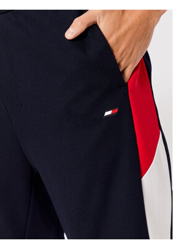 TOMMY HILFIGER - Tommy Hilfiger Szorty sportowe Colorblocked MW0MW26851 Granatowy Regular Fit. Kolor: niebieski. Materiał: wiskoza. Styl: sportowy