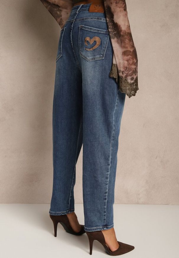 Renee - Niebieskie Jeansy Mom Fit High Waist Zdobione Aplikacją z Serduszkiem Nalendia. Okazja: na co dzień. Stan: podwyższony. Kolor: niebieski. Wzór: aplikacja. Styl: elegancki, casual