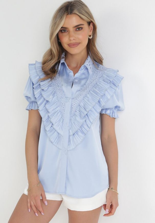 Born2be - Niebieska Koronkowa Koszula z Plisowanymi Falbankami i Ozdobnym Kołnierzem Marwa. Okazja: na randkę, do pracy. Typ kołnierza: kołnierz z falbankami. Kolor: niebieski. Materiał: koronka. Długość rękawa: krótki rękaw. Długość: krótkie