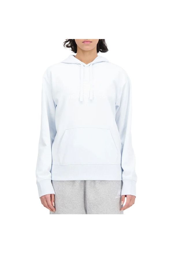 Bluza New Balance WT31533IB - niebieska. Typ kołnierza: kaptur. Kolor: niebieski. Materiał: bawełna, tkanina, poliester. Wzór: aplikacja. Styl: sportowy, klasyczny
