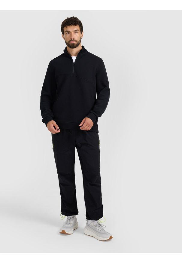 4f - 4F Bluza dresowa z dzianiny waflowej męska - czarna M. Okazja: na co dzień. Typ kołnierza: kołnierzyk stójkowy. Kolor: czarny. Materiał: dzianina, dresówka. Styl: casual, sportowy