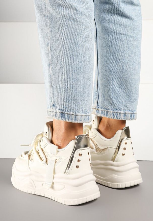 Renee - Beżowe Sneakersy na Platformie Ozdobione Wiązaniem Puvira. Okazja: na co dzień. Kolor: beżowy. Materiał: jeans. Wzór: aplikacja. Obcas: na platformie