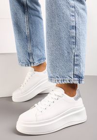Renee - Biało-Srebrne Sneakersy Ozdobione Brokatem na Platformie Aeliris. Kolor: biały. Materiał: jeans. Wzór: aplikacja. Obcas: na platformie #2