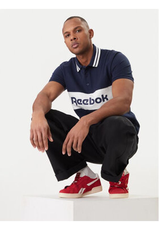 Reebok Polo Arter RK25548CCM Granatowy Regular Fit. Typ kołnierza: polo. Kolor: niebieski. Materiał: bawełna