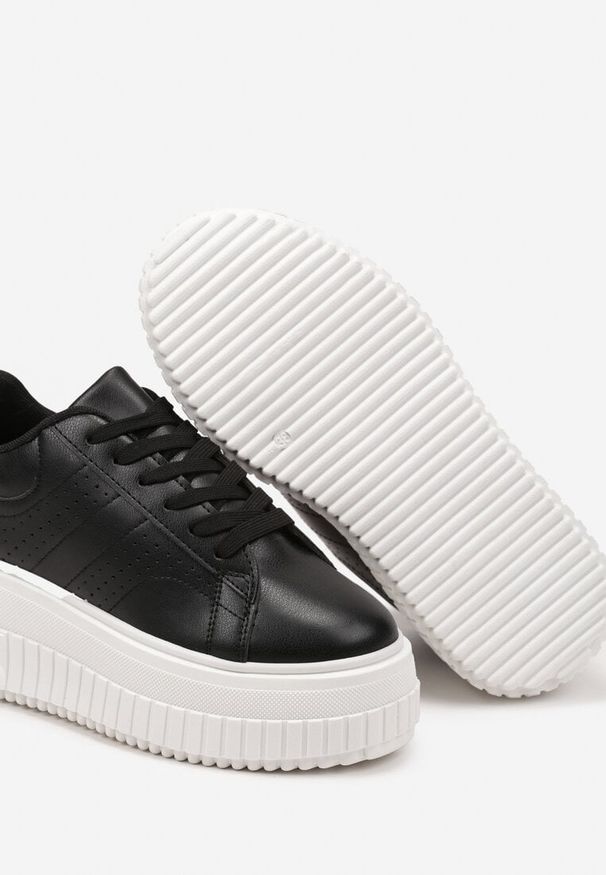 Renee - Czarne Sneakersy na Platformie Ozdobione Perforacją Eleainna. Okazja: na co dzień. Kolor: czarny. Materiał: jeans. Wzór: aplikacja. Obcas: na platformie