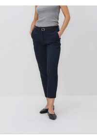 Reserved - Spodnie cygaretki z paskiem - granatowy. Kolor: niebieski. Materiał: tkanina, bawełna